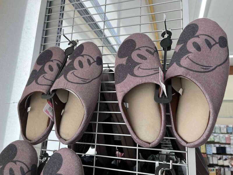ダイソーの「ルームシューズ ミッキー」