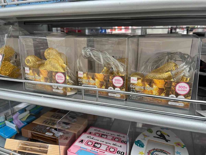 ダイソーの「ガーランドライト（10LED、ドロップ、USBタイプ）」