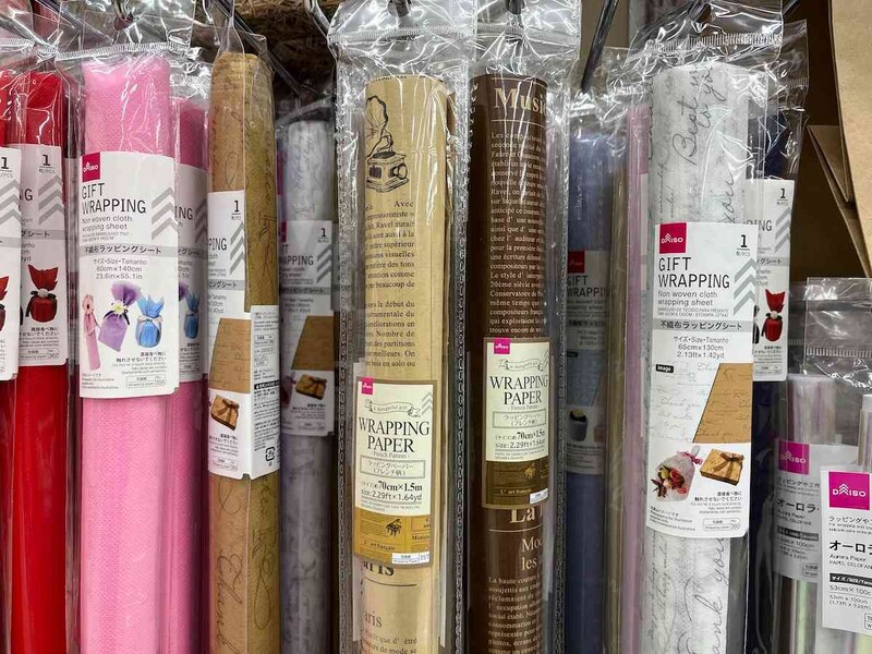 ダイソーの「ラッピングペーパー（フレンチ柄）」