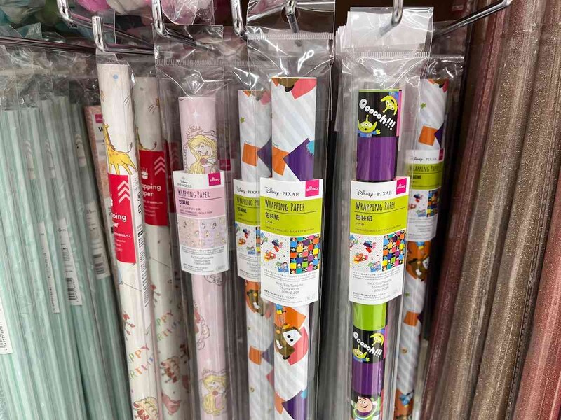 ダイソーの「ディズニー・ピクサーの包装紙」