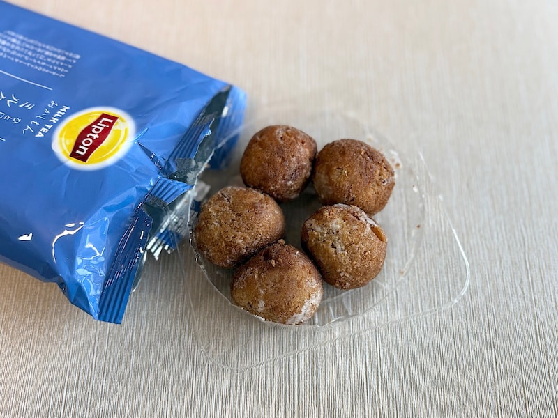 ころんとしたサイズのボール状ドーナツが5個入っています