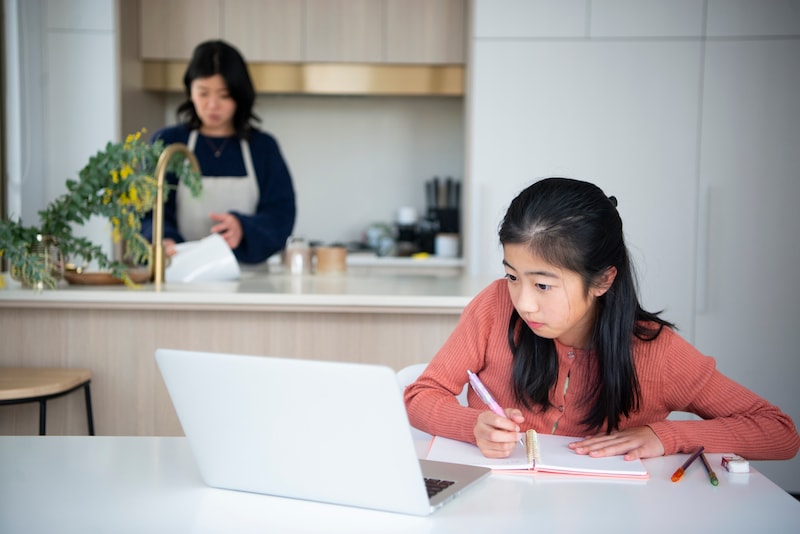 中学受験に向けて勉強をする子ども（イメージ）