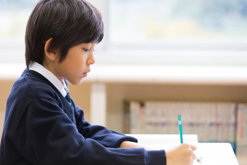 中学受験に向けて勉強をする子ども（イメージ）