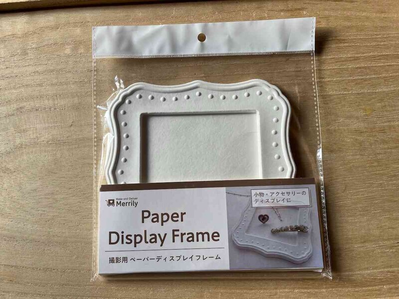 セリアの「撮影用ペーパーディスプレイフレーム」