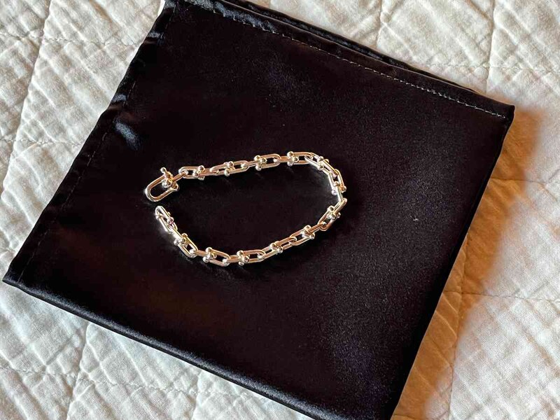 セリアの「撮影用 布 サテン 黒」は時間帯を選んでの撮影がおすすめ