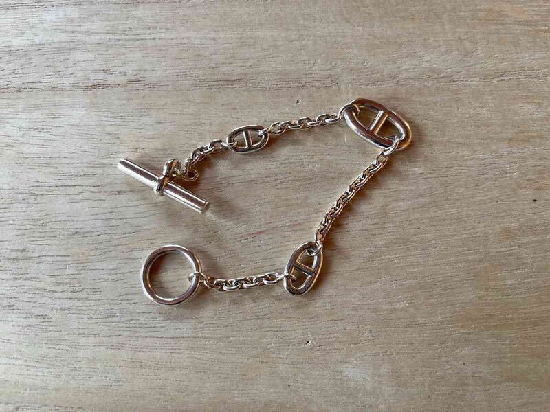 ダイソーの「折りたたみテーブル」に商品を置いて撮影