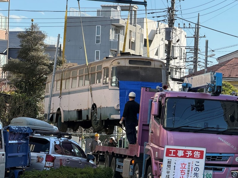 二子塚公園から搬出するため、クレーンで吊上げられたトロリーバス保存車両