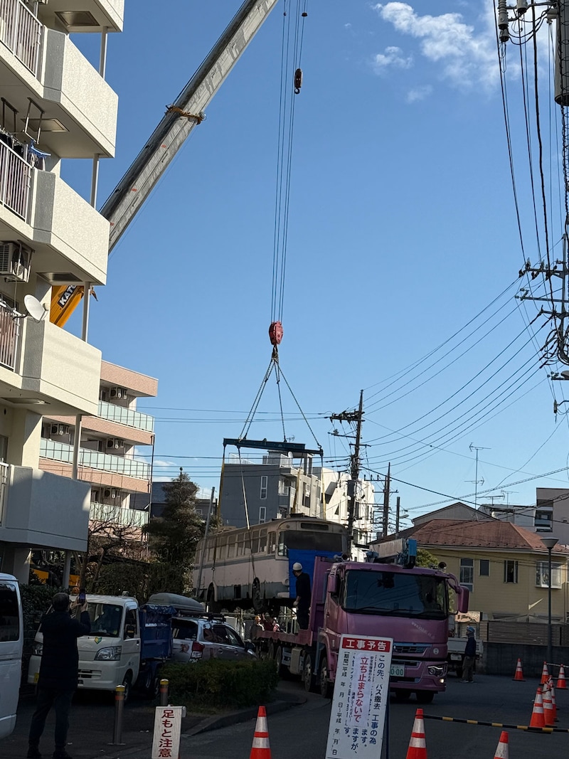 2024年12月21日午前10時過ぎにクレーンでの吊上げ作業が開始された