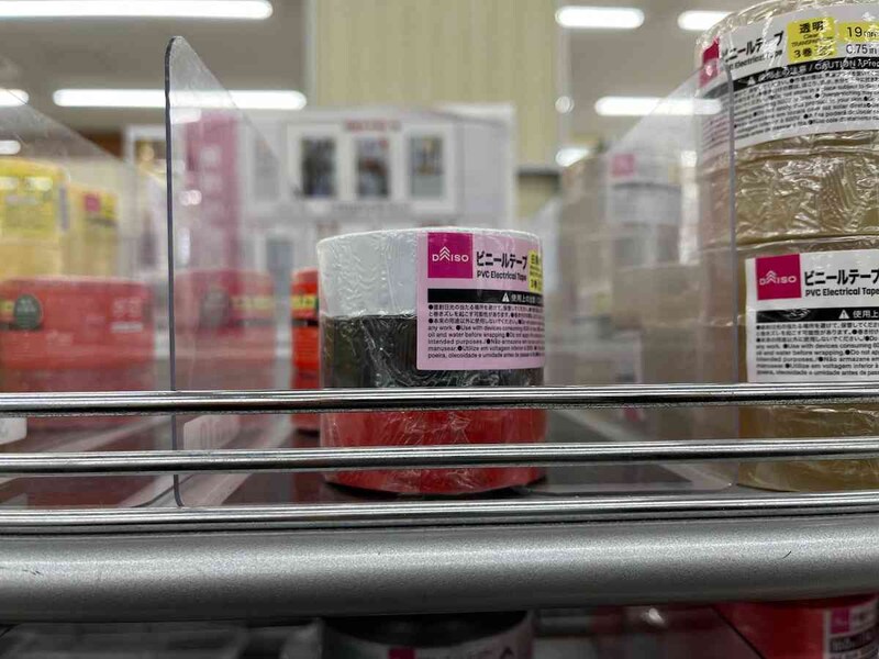 ダイソーの「ビニールテープ（19ｍｍ×7ｍ、白黒赤、3巻）」