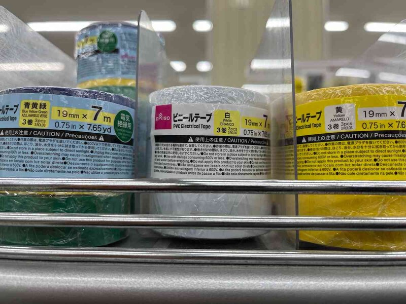 ダイソーの「ビニールテープ（19ｍｍ×7ｍ、白、3巻）」