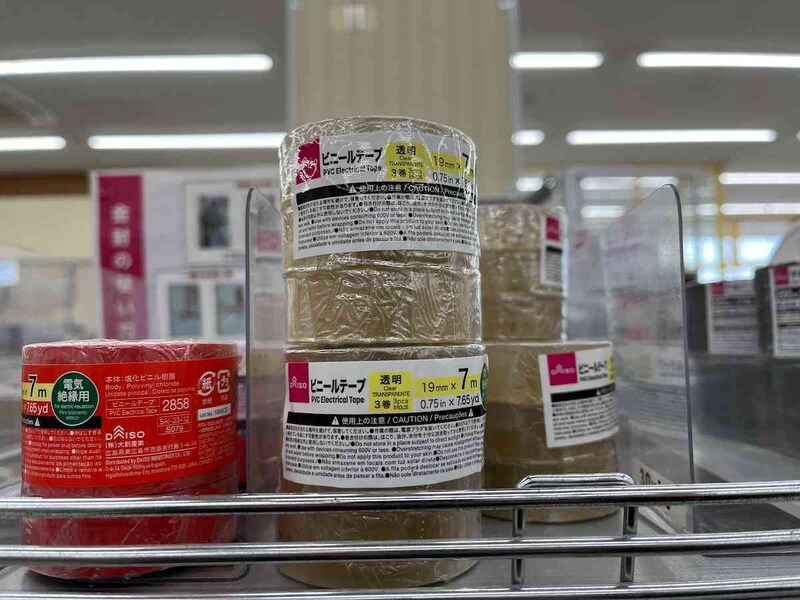 ダイソーの「ビニールテープ（19ｍｍ×7ｍ、透明、3巻）」