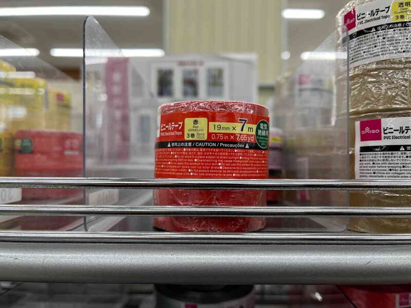 ダイソーの「ビニールテープ（19ｍｍ×7ｍ、赤、3巻）」
