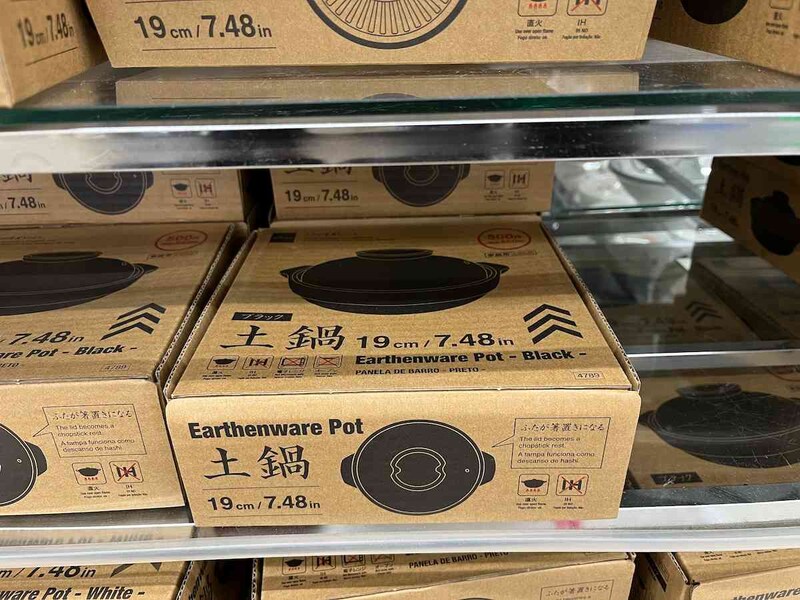 ダイソーの「土鍋（19cm、ブラック）」は550円（税込）