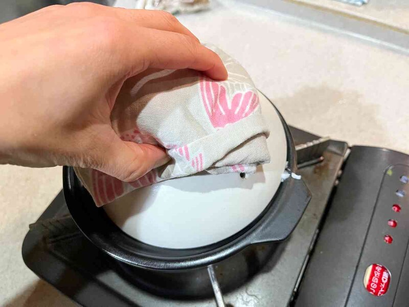 土鍋やふたはかなり熱くなるので、ふきんなどを使おう