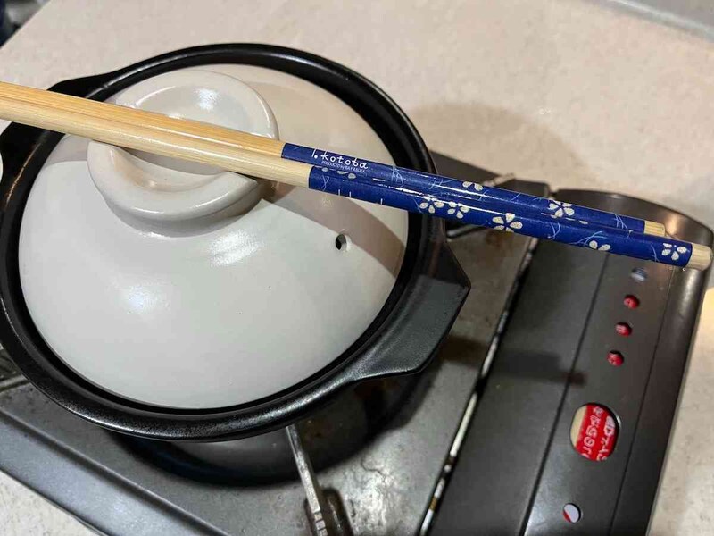 調理中に使う菜箸などは、ふたの上に置くことができる