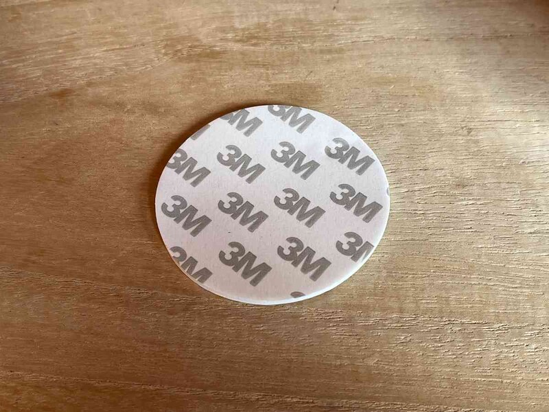 両面テープが付属されている