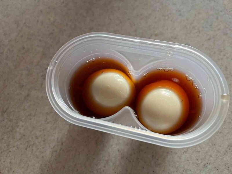 ゆでたまごを入れる