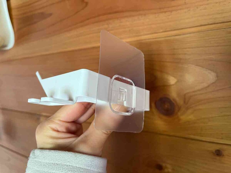 シートの粘着部分についているシートを剥がして壁につける