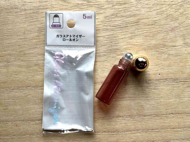 セリアの「ガラスアトマイザー　ロールオン」