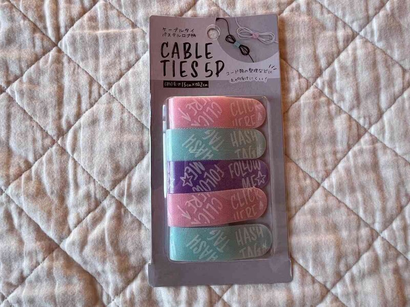セリアの「ケーブルタイ5P パステルロゴ柄」