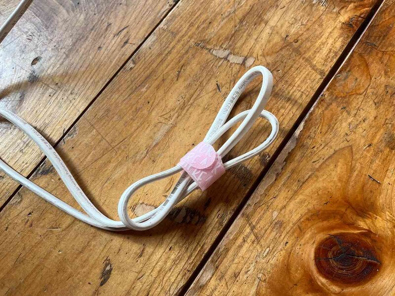 セリアの「ケーブルタイ5P パステルロゴ柄」は家電のコードにもおすすめ