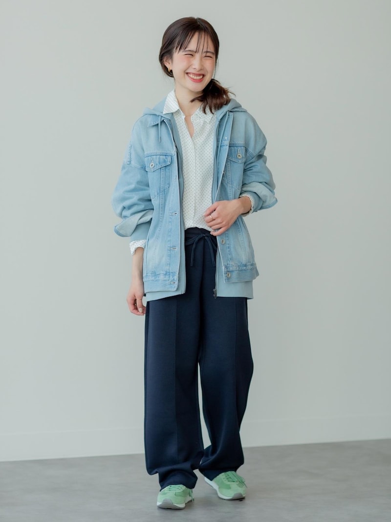 表面がなめらかな素材ならスウェットパンツもクリーンに着られる 出典:StyleHint