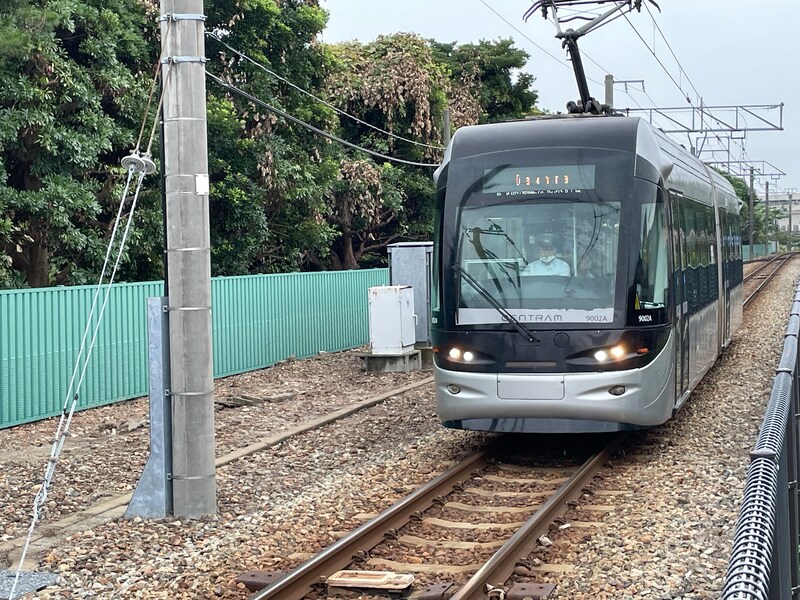 富山港線の終点「岩瀬浜」駅付近を走行するLRT車両