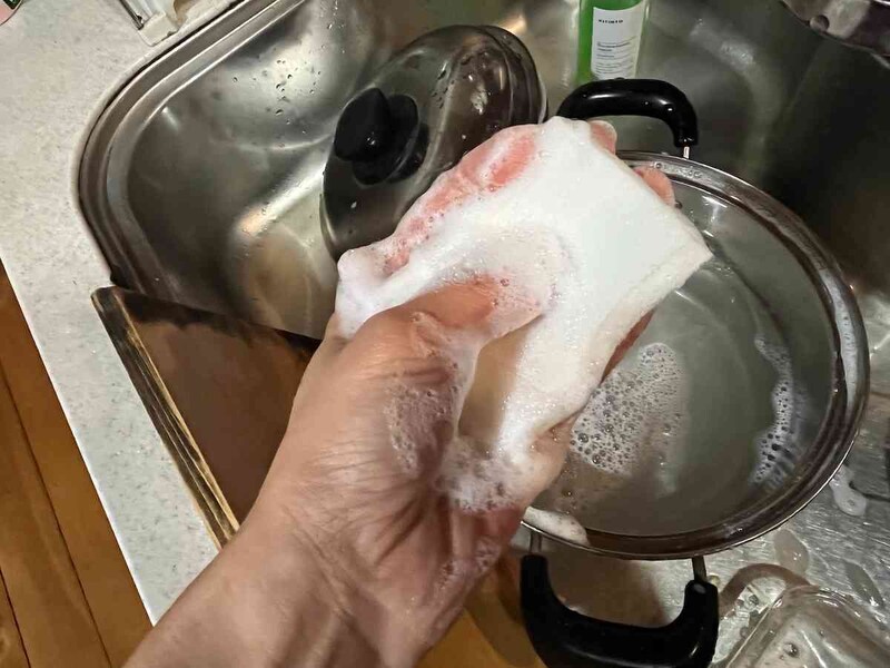 セリアの「使い切りスポンジ26枚」の泡立ちはいい