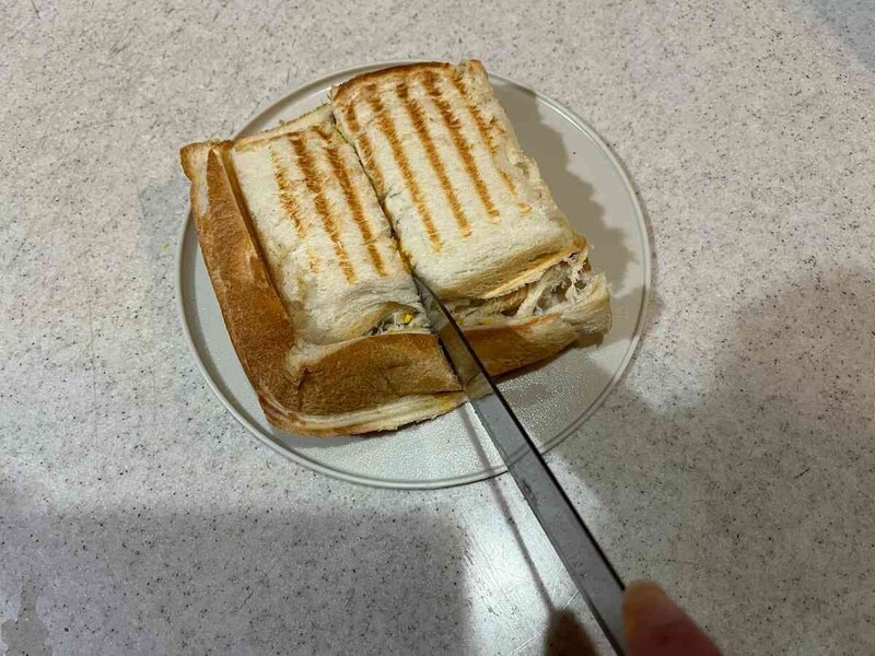 セリアの「お皿として使えるまな板」を使って、ホットサンドをカット