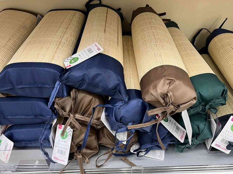 ダイソーの「竹枕（紐付）」