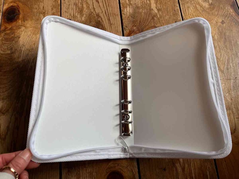 セリアの「6リングファスナーケース」の中に6つのリングがある