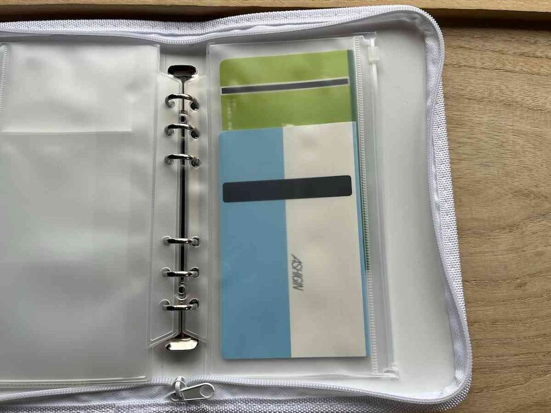 セリアの「6リング用EVAジッパーリフィル クリア」には通帳が入る