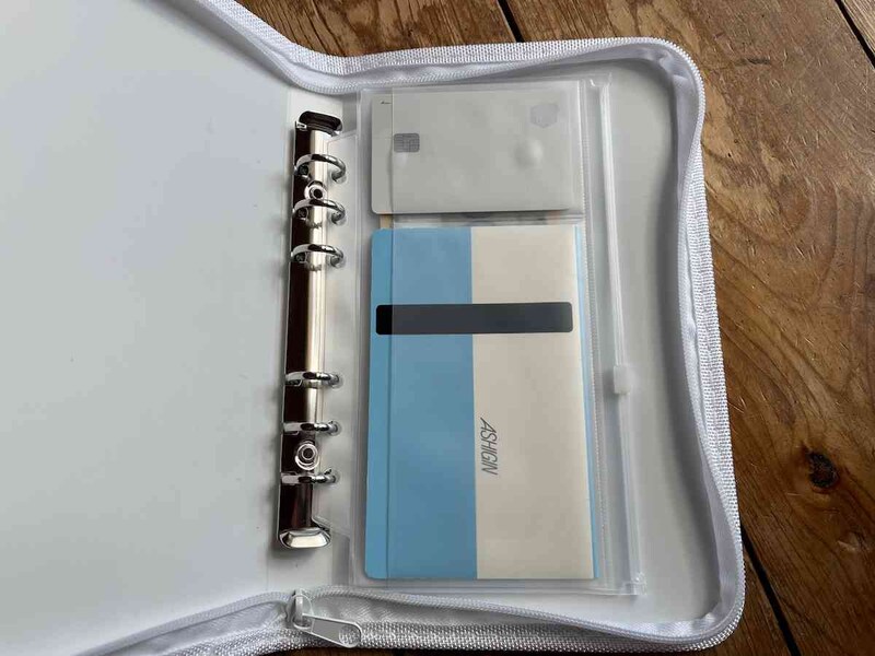 セリアの「6リング用EVA 通帳&カードリフィル　ジッパー付」にカードと通帳を分けて入れる