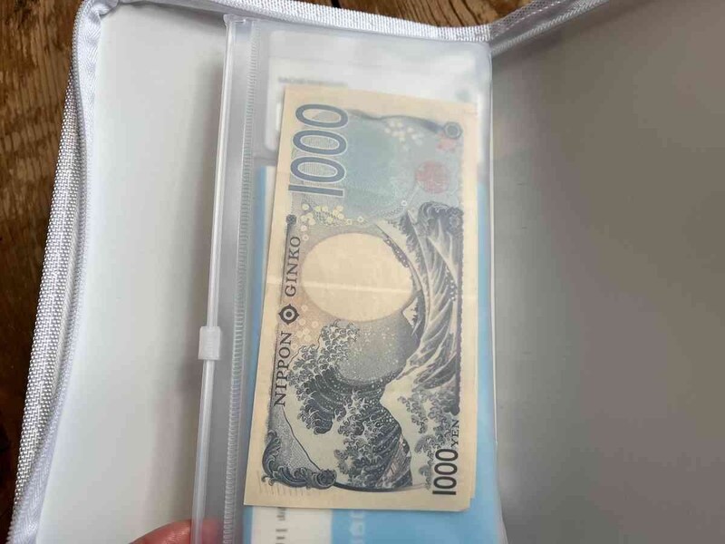 ジッパーには現金が入る