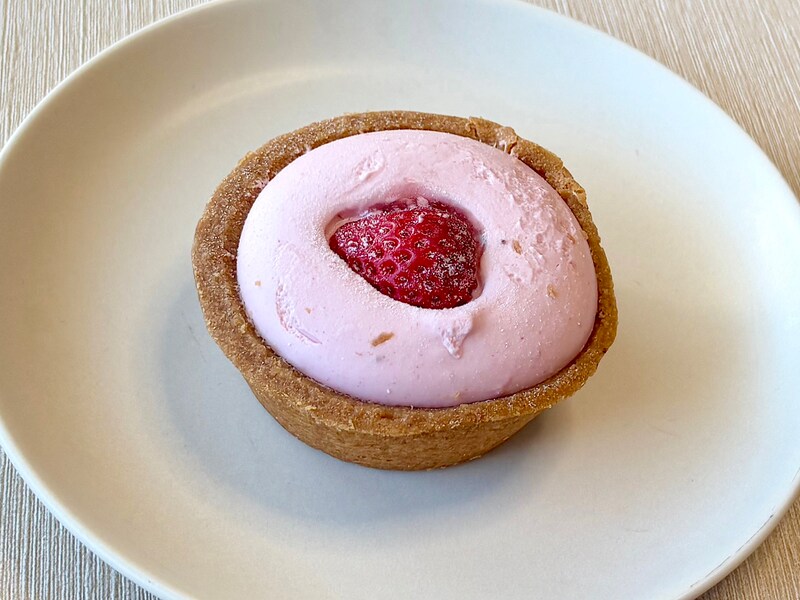 ハーフサイズのいちごをトッピング。かわいらしい見た目と色合いに気分が上がります!