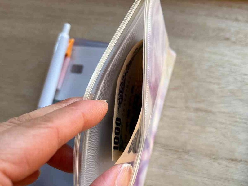 チャック付のポケットには現金を入れられる