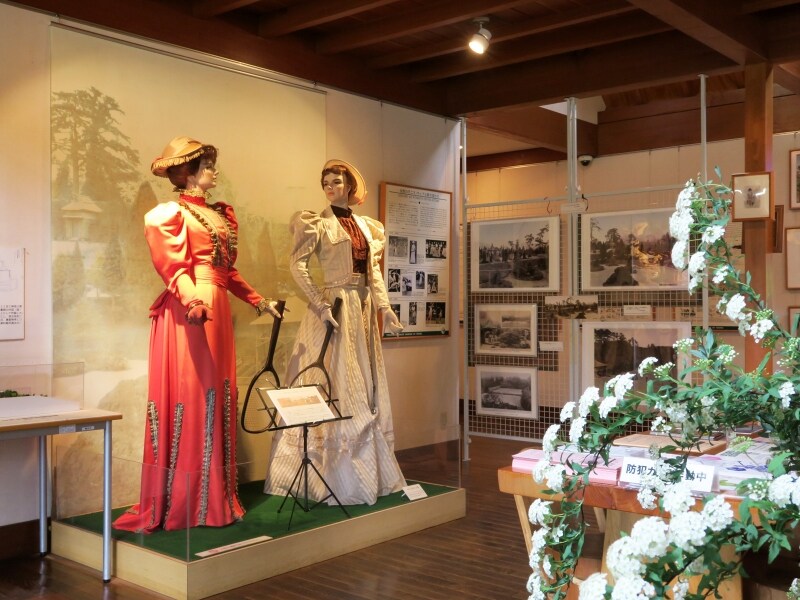 テニスが始まった当時の服装を再現したもの。「こんな長いドレスでテニスをしていたの?」と驚くはず!(2017年4月7日撮影)