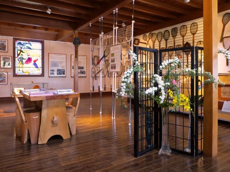 テニスラケットやテニスボールの変遷やテニスが描かれた風刺漫画などが展示されています(2017年4月7日撮影)