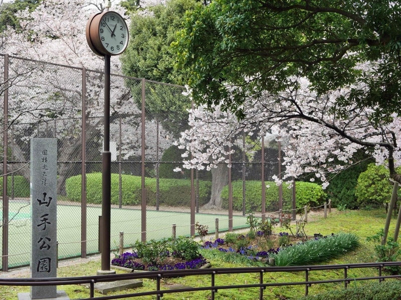 山手公園内には、会員制テニスクラブと横浜市有料スポーツ施設のテニスコートがそれぞれあります(2017年4月7日撮影)