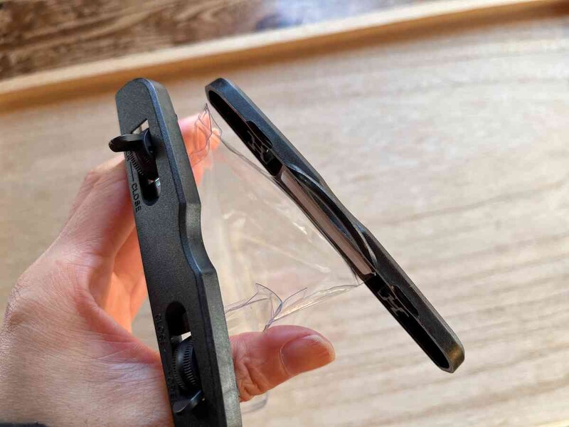 ダイソーの「スマートフォン防水ケース」のストッパーを外す