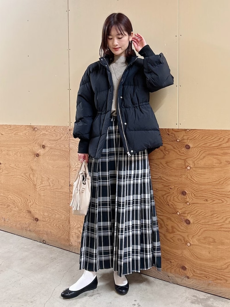 定番の黒ダウンはどこかに春らしさも意識しながら着たい 出典:WEAR