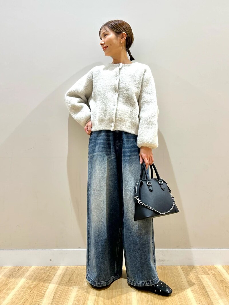 明るいカラーのコンパクトなカーデを合わせて、下半身をすっきり見せて　出典：WEAR