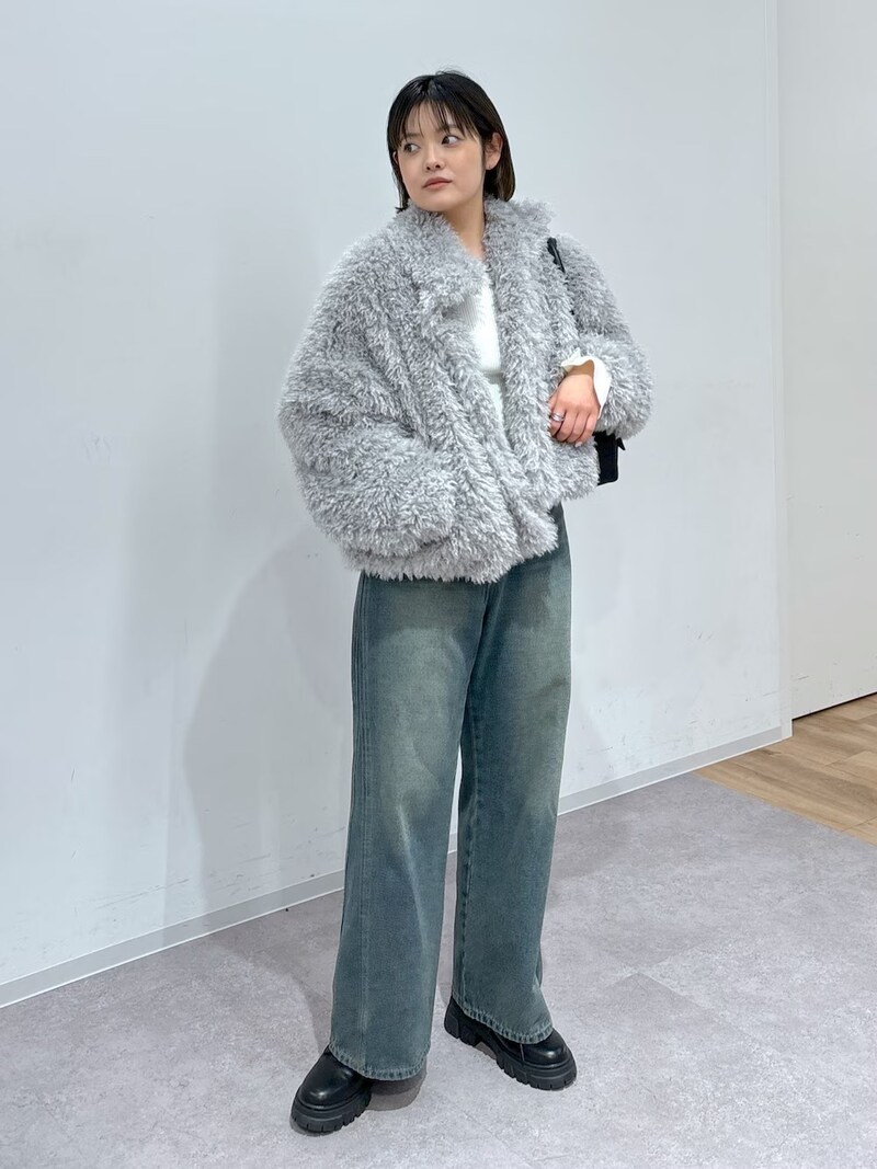 個性的なフェイクファーのアウターもデニムなら馴染みます　出典：WEAR