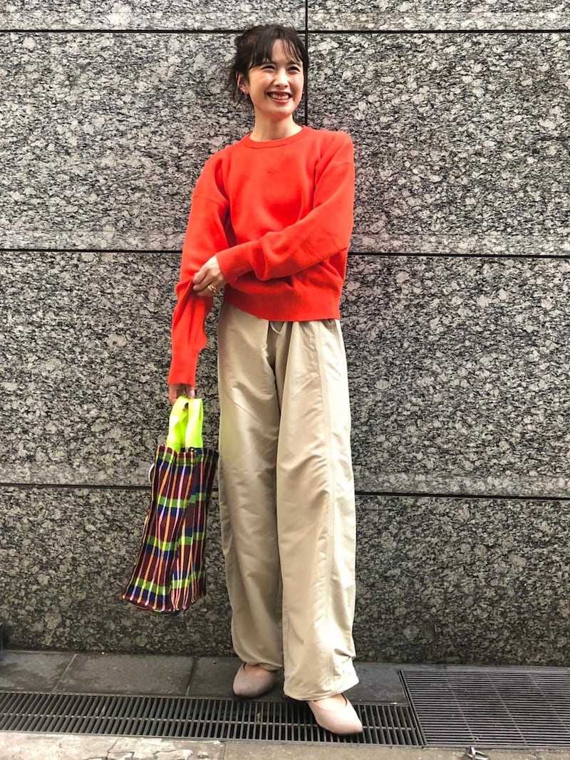 きれい色ニット&ギアパンツのコンビは休日にもぴったり 出典:StyleHint