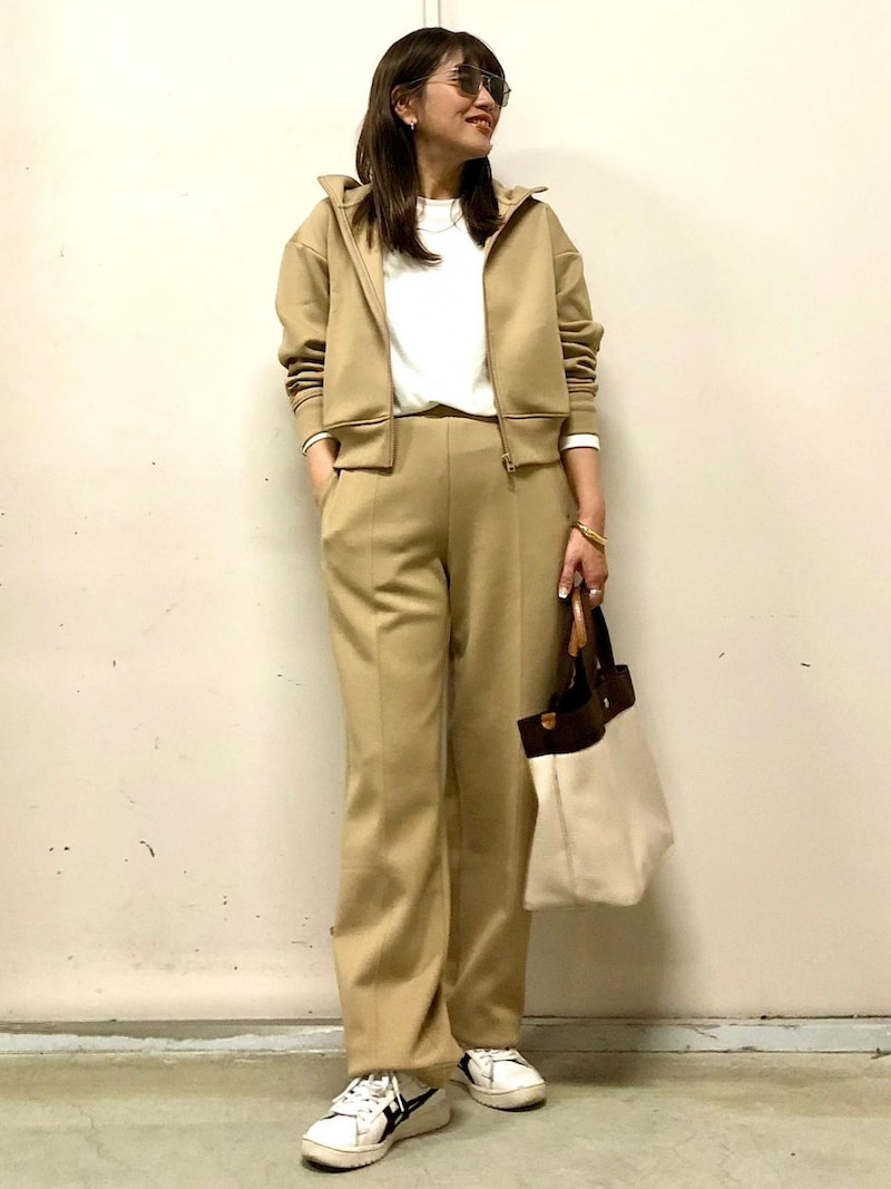 パーカと合わせてトレンドのセットアップ風に着ても 出典:WEAR