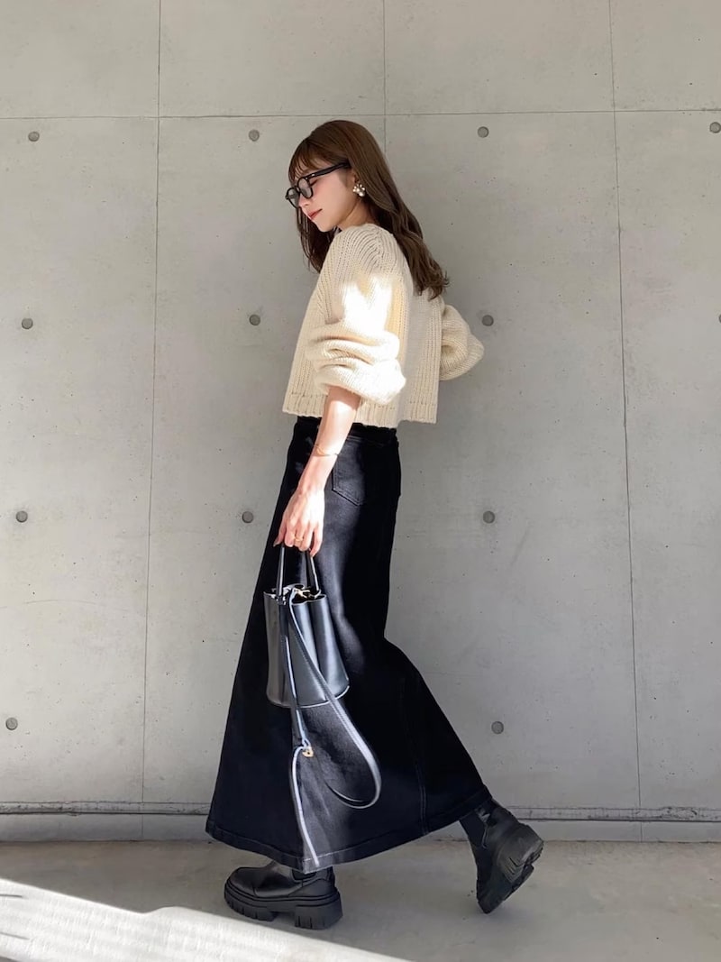 横に広がりやすいスカートをはじめ下半身を黒でまとめて　出典：WEAR