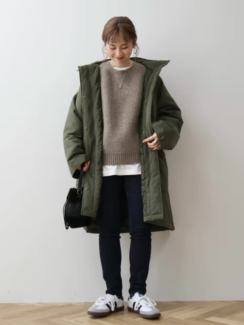 インナーの白をちら見せするだけでメリハリもアップします 出典:WEAR