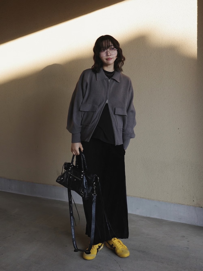 すとんと落ちてほっそり見えるIラインワンピにイエローをきかせて　出典：WEAR