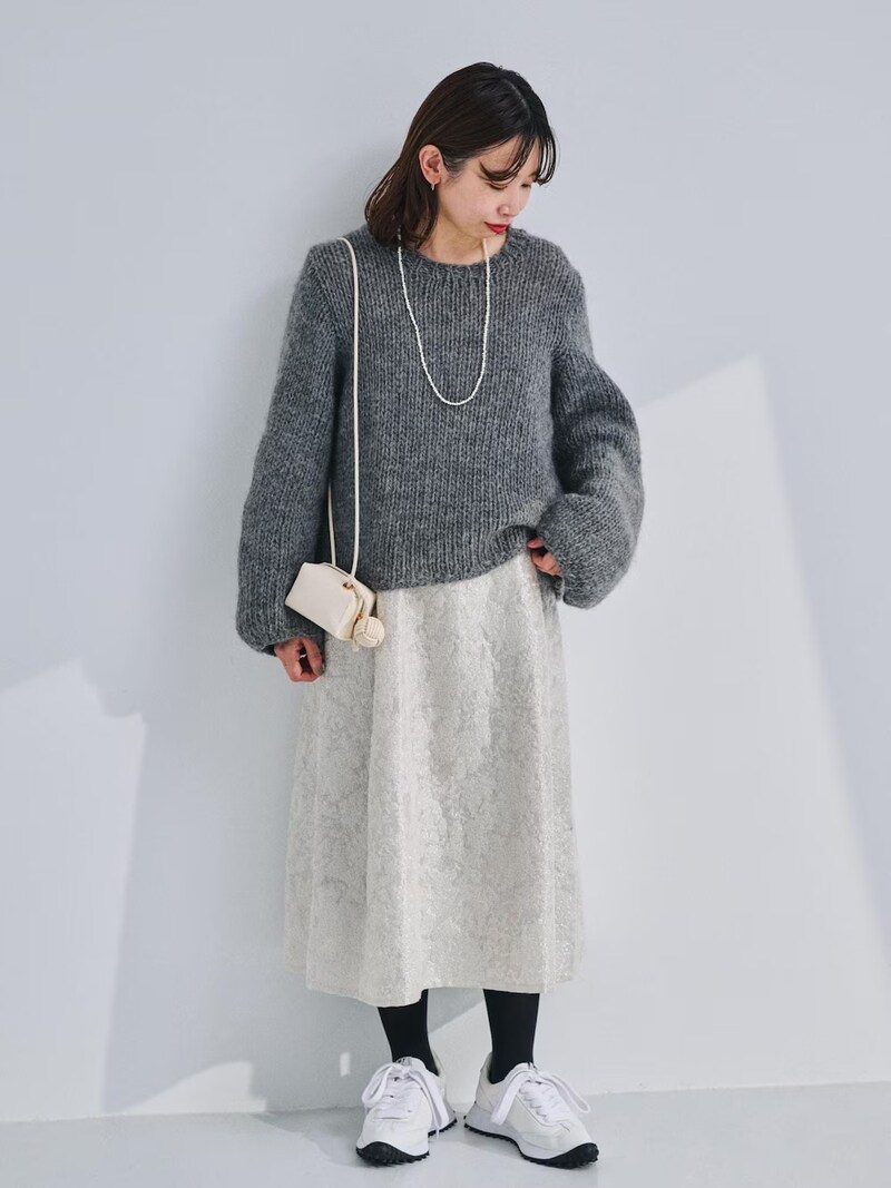 ホワイトのエレガントなスカートには同色のボリューミーなスニーカーを 出典:WEAR