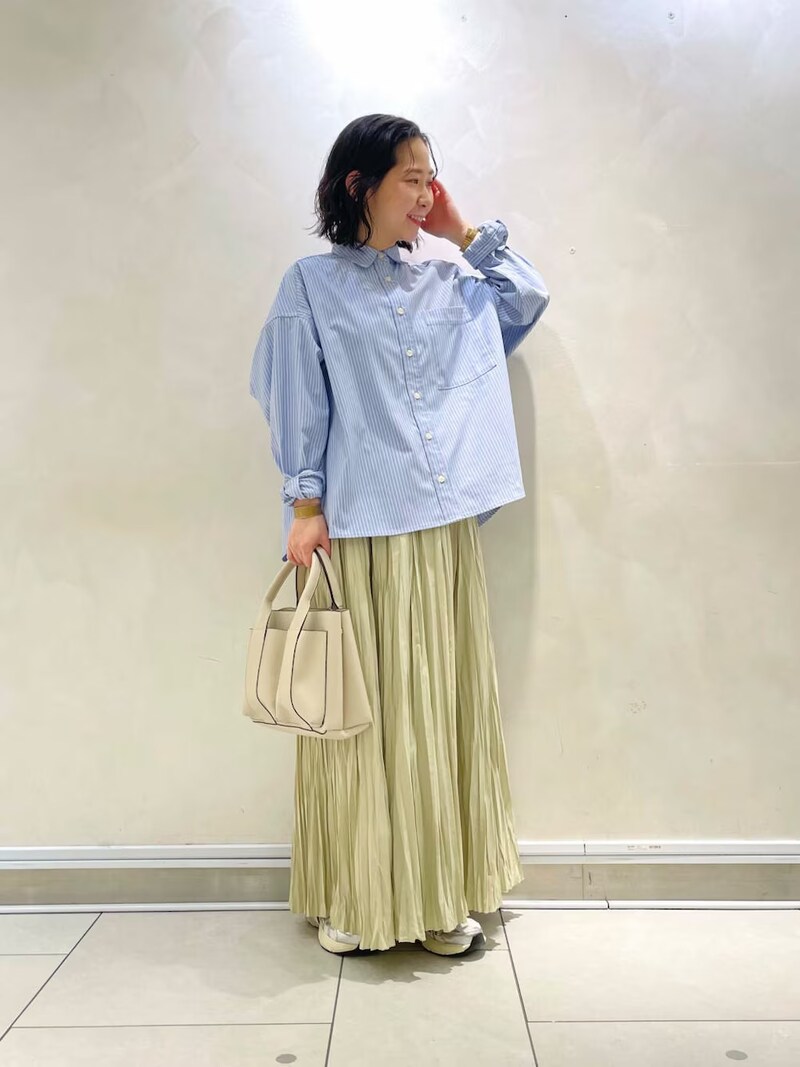 上下を春らしいカラーで揃えて、足もとも軽やかに 出典:WEAR